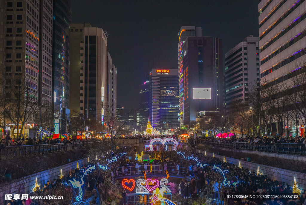城市夜景下的熱鬧街頭