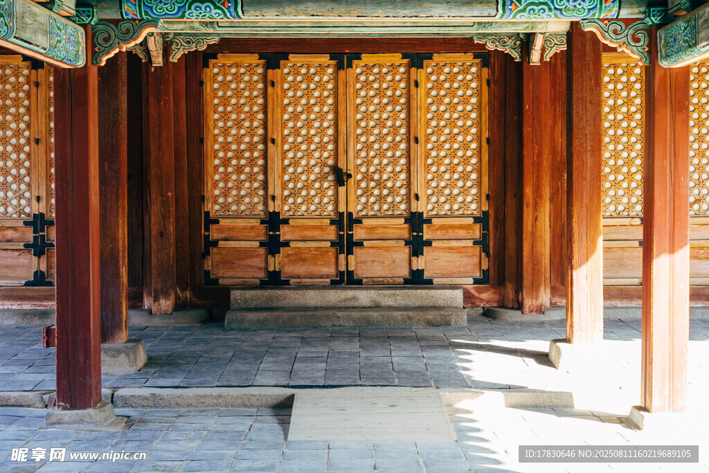 中式傳統(tǒng)建筑木質(zhì)門廊