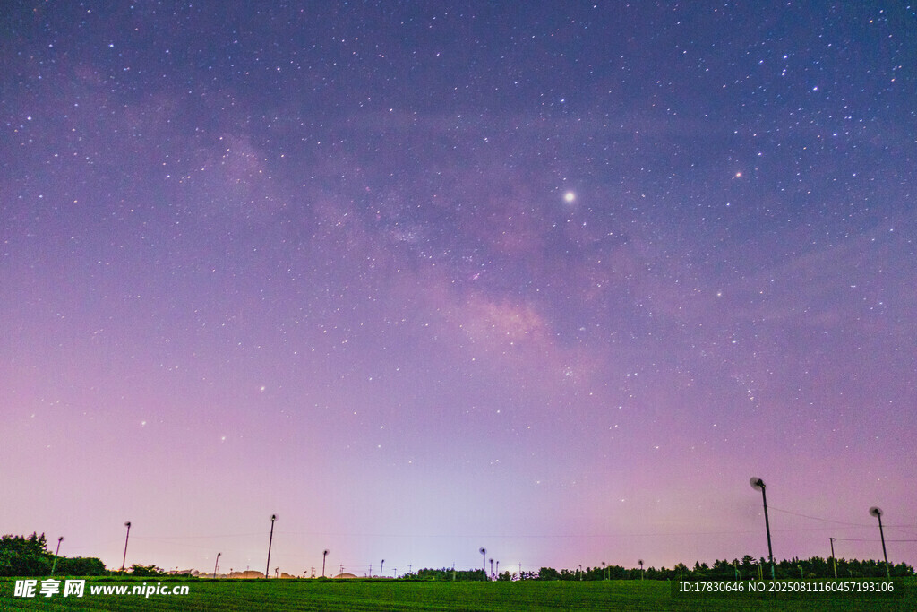 夢幻星空下的田野夜景