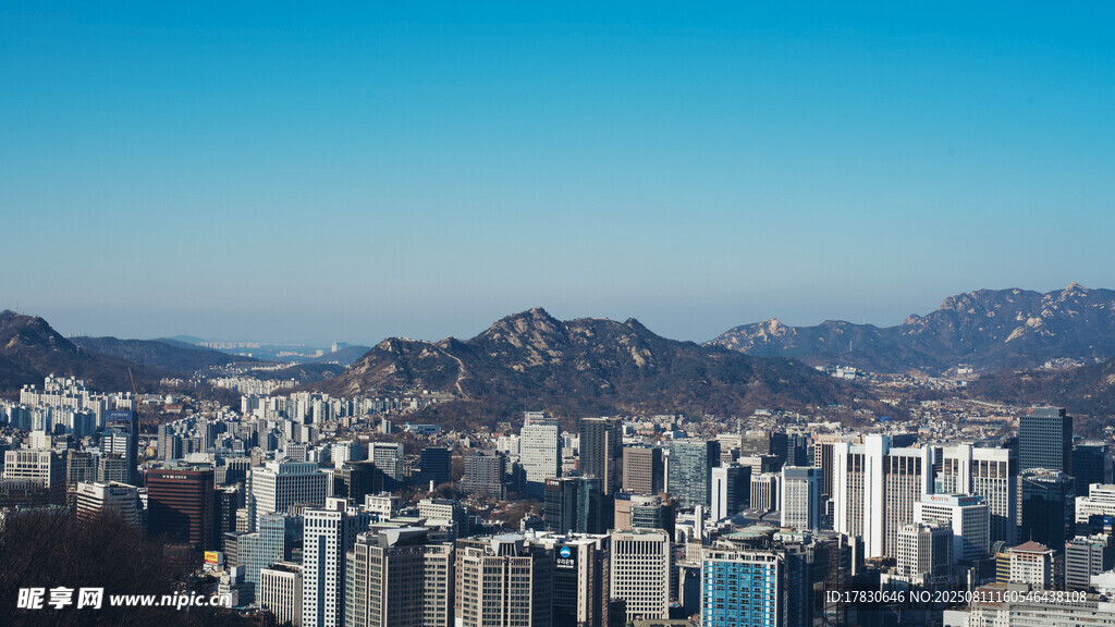 城市天際線與遠(yuǎn)山景觀