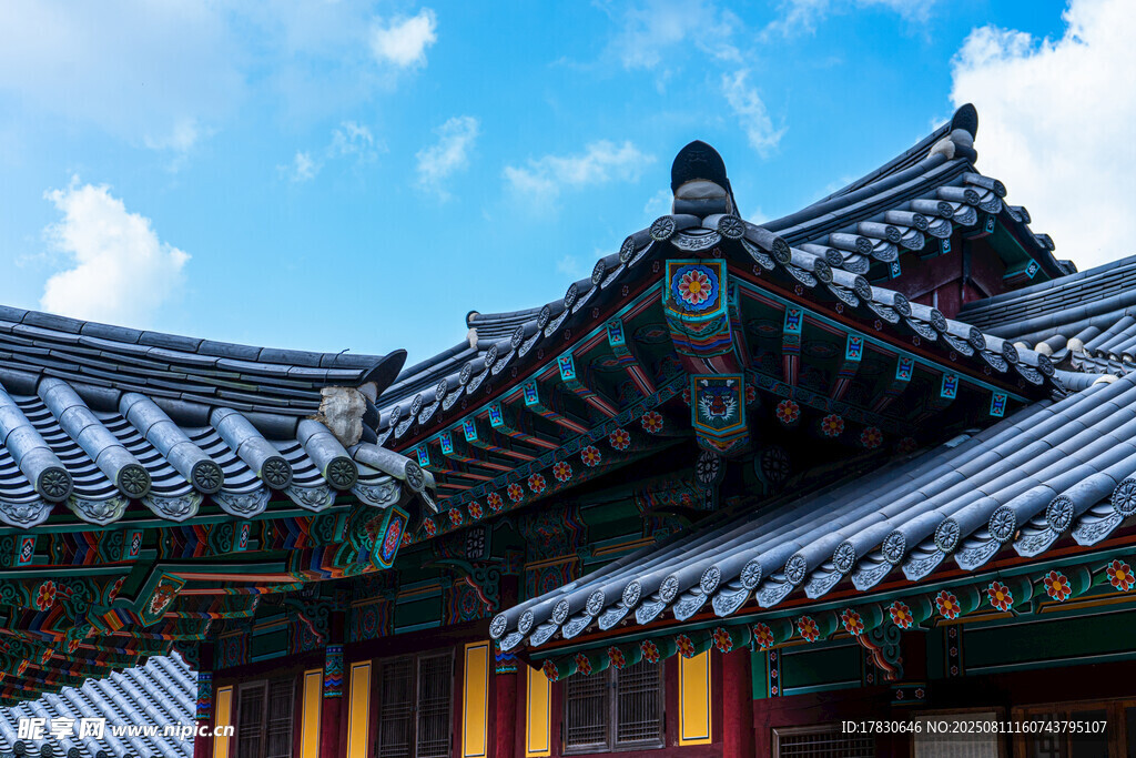 傳統(tǒng)韓式古建筑屋頂一角