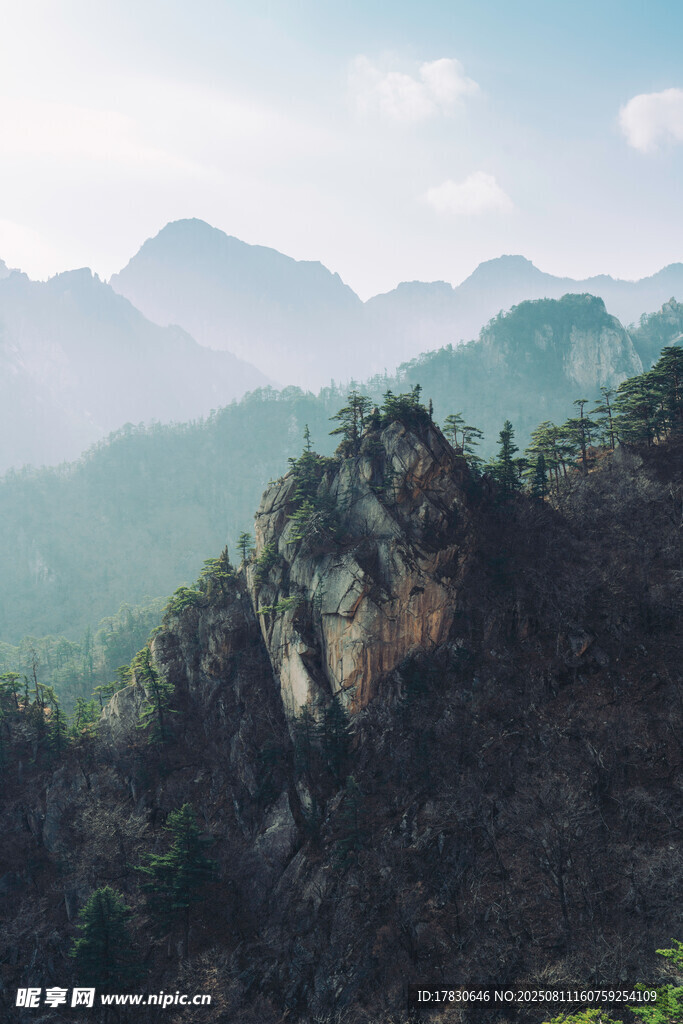 山巒疊翠間的自然美景