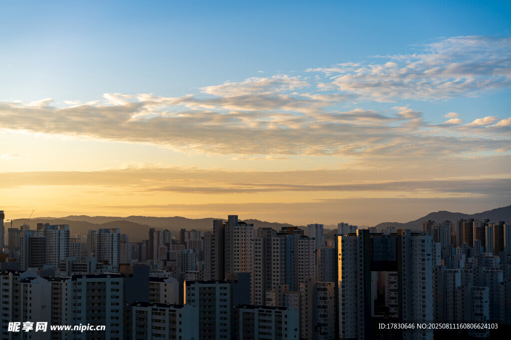 城市夕陽下的高樓景觀