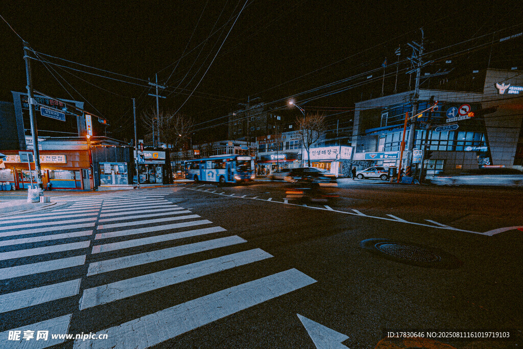 夜晚城市街道斑馬線(xiàn)景象