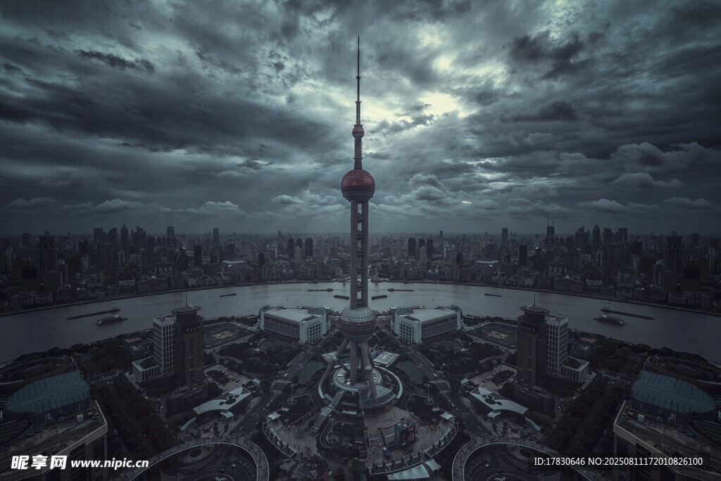 夜幕下的城市高塔景觀