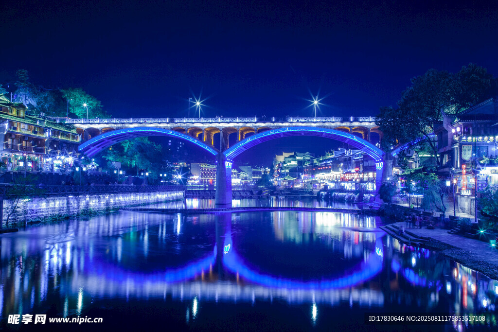夜晚璀璨橋梁倒影美景