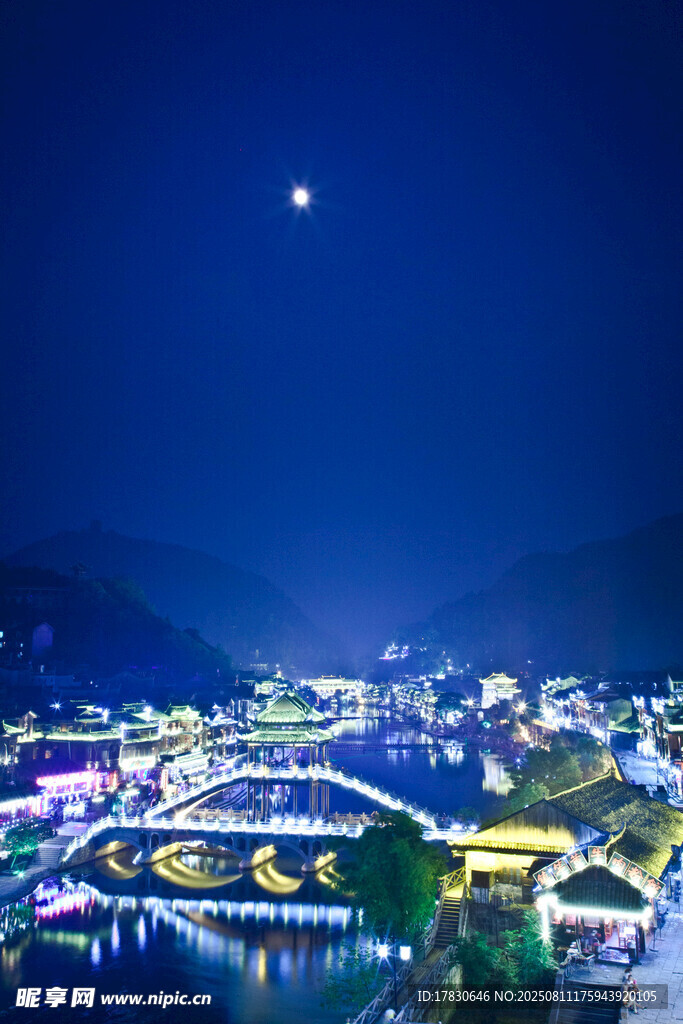 城市璀璨夜景橋畔月色美