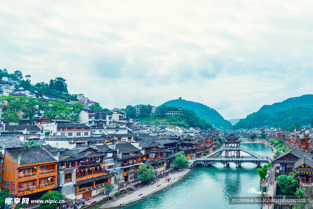 古色古香的河畔傳統(tǒng)小鎮(zhèn)