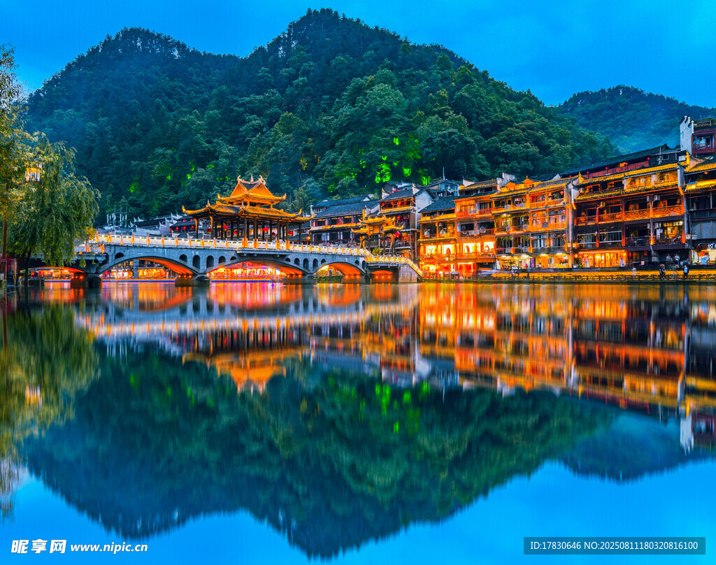 湘西古鎮(zhèn)夜景山水倒影美