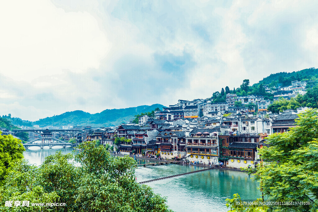 湘西古鎮(zhèn)河畔秀麗風光