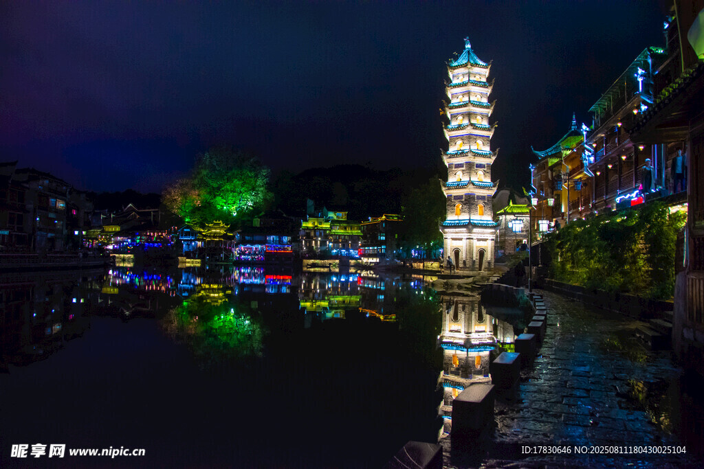 古鎮(zhèn)寶塔夜景璀璨倒影