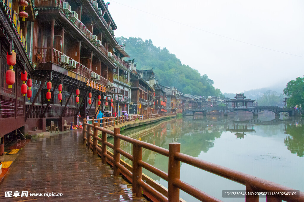 煙雨古鎮(zhèn)臨水木質(zhì)建筑景觀