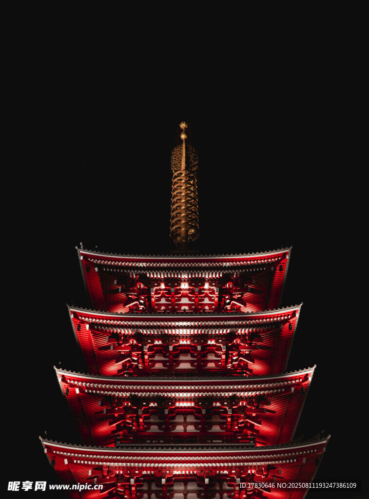 璀璨夜色中的中式塔樓