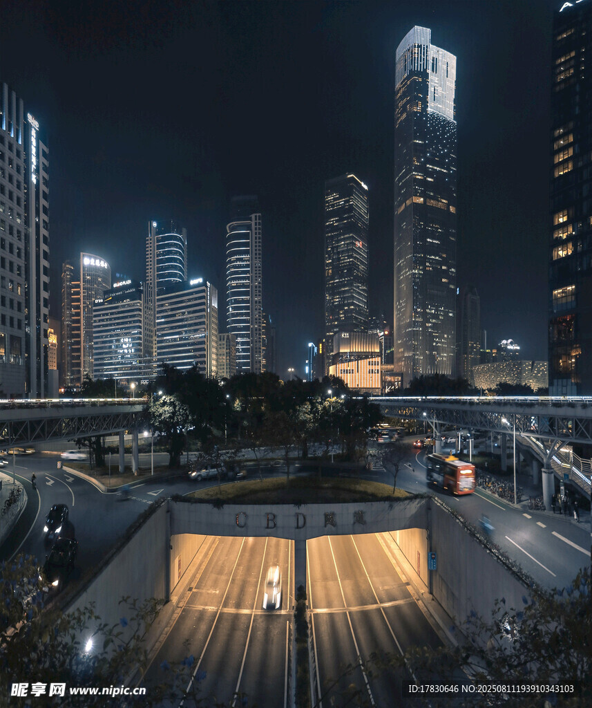 城市夜景下的開闊露天場地
