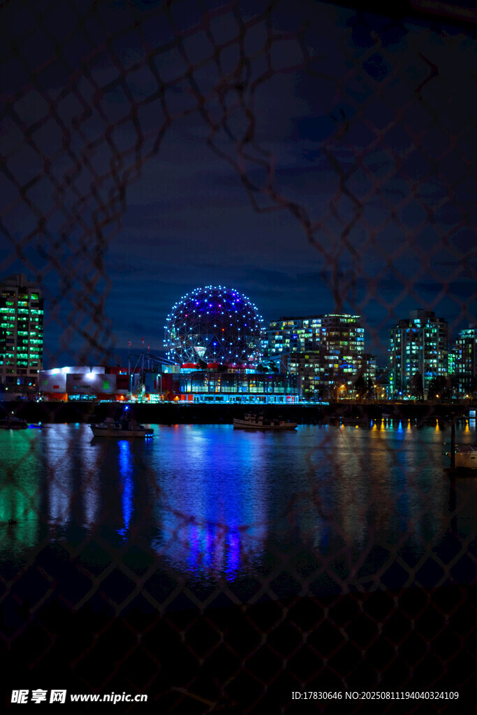 城市夜景中的璀璨摩天輪