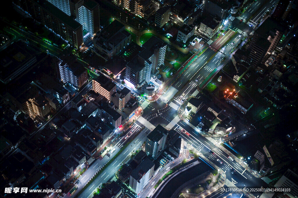 繁華都市夜景交叉路口