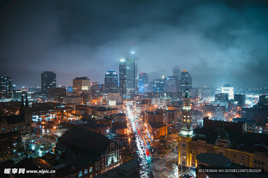 霧中璀璨的城市夜景