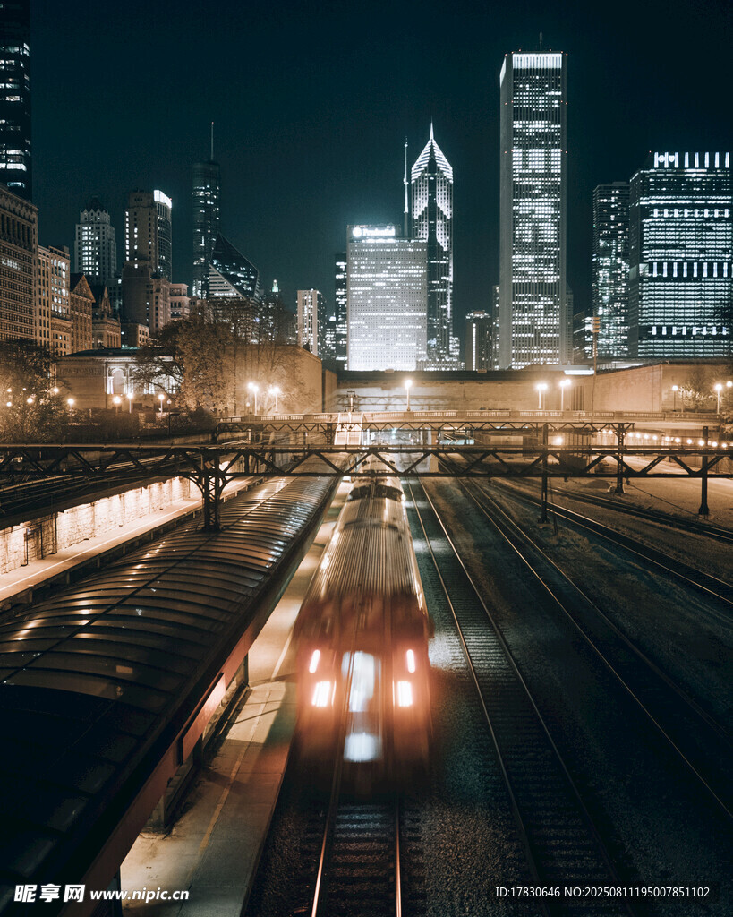 城市夜景中的列車穿行