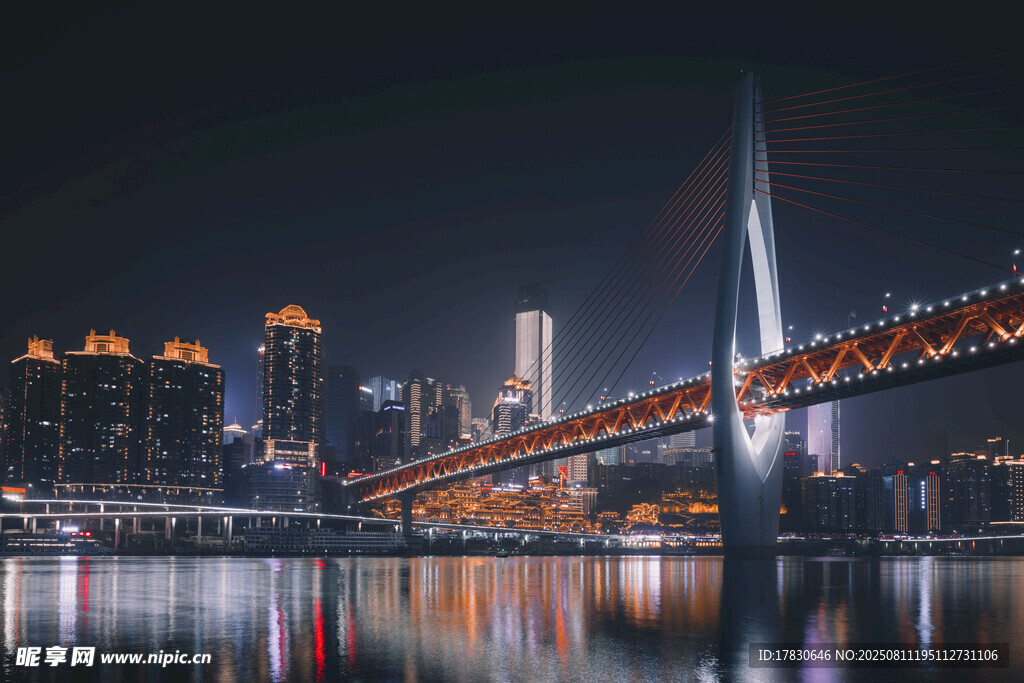 重慶夜景下的跨江大橋
