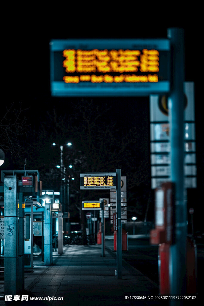 夜晚的城市公交候車亭