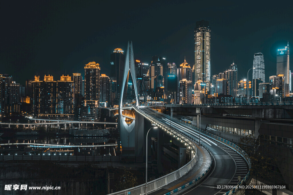 城市夜景中的高架橋