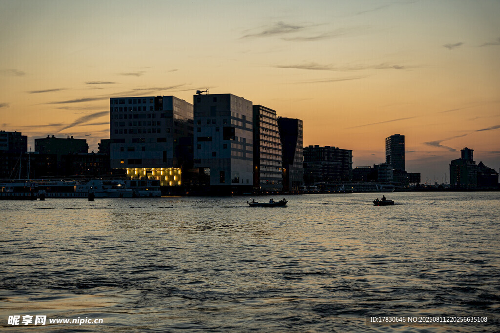 河畔城市黃昏美景
