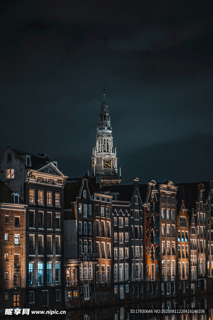 阿姆斯特丹夜景中的古典建筑