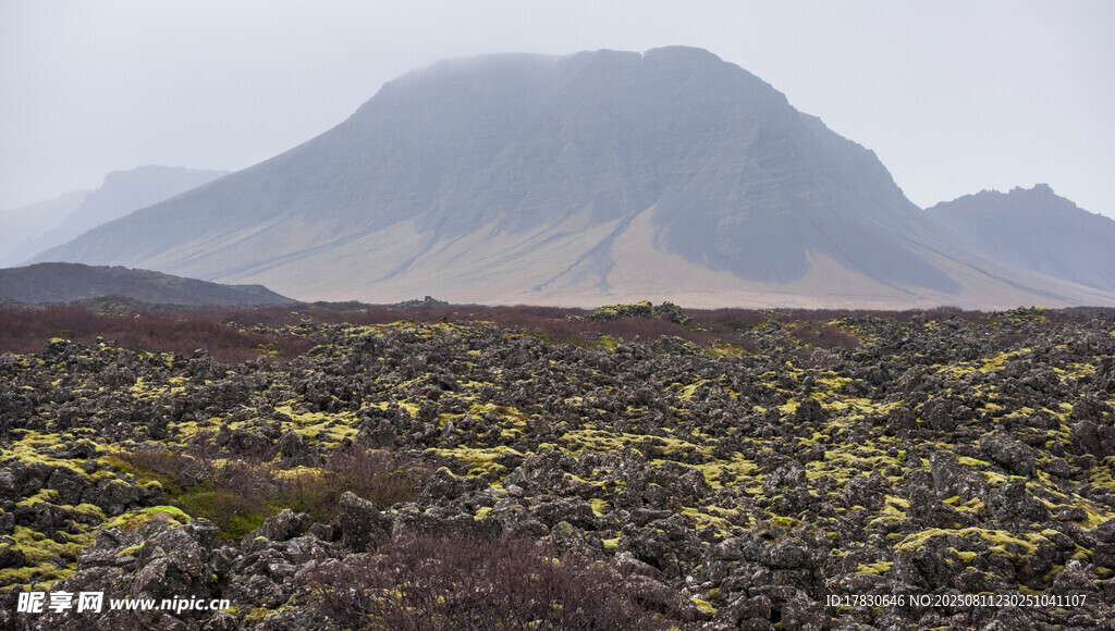 火山地貌下的多彩地表景觀
