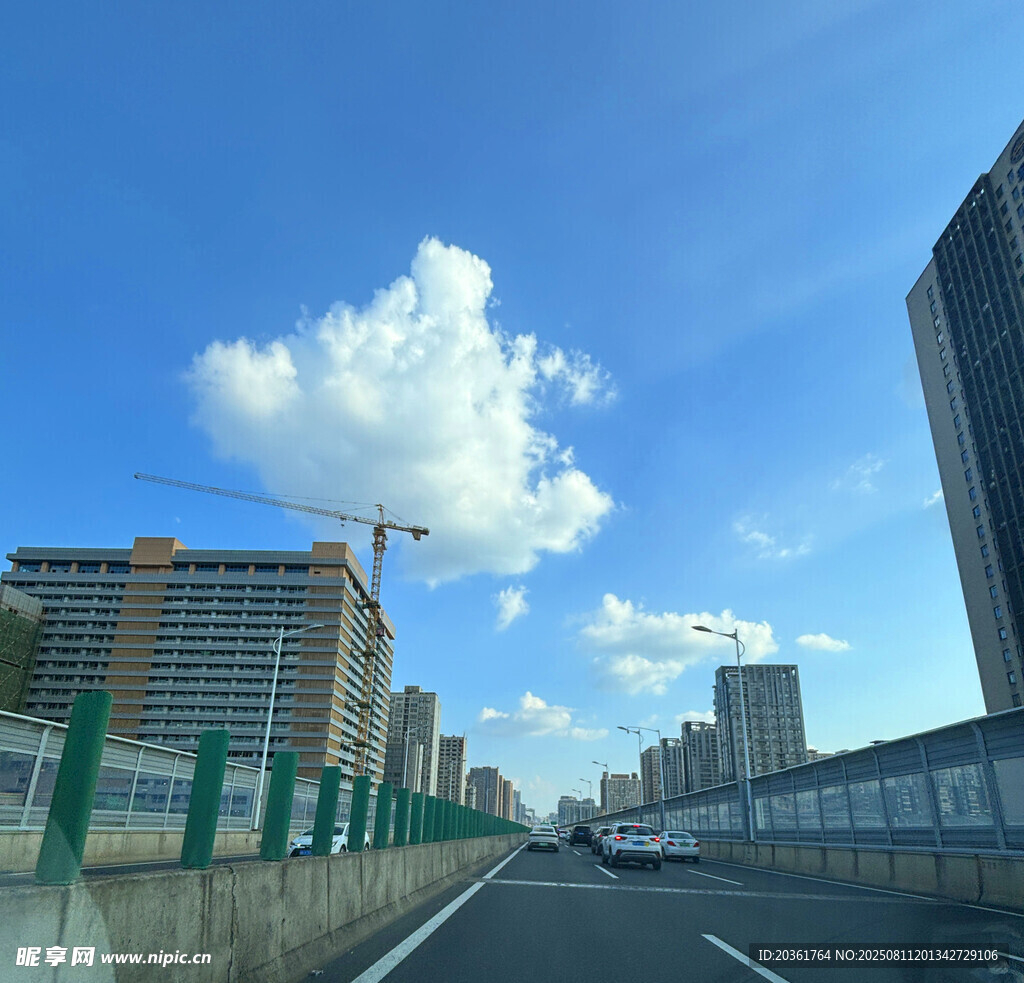 城市道路旁的建筑與藍天