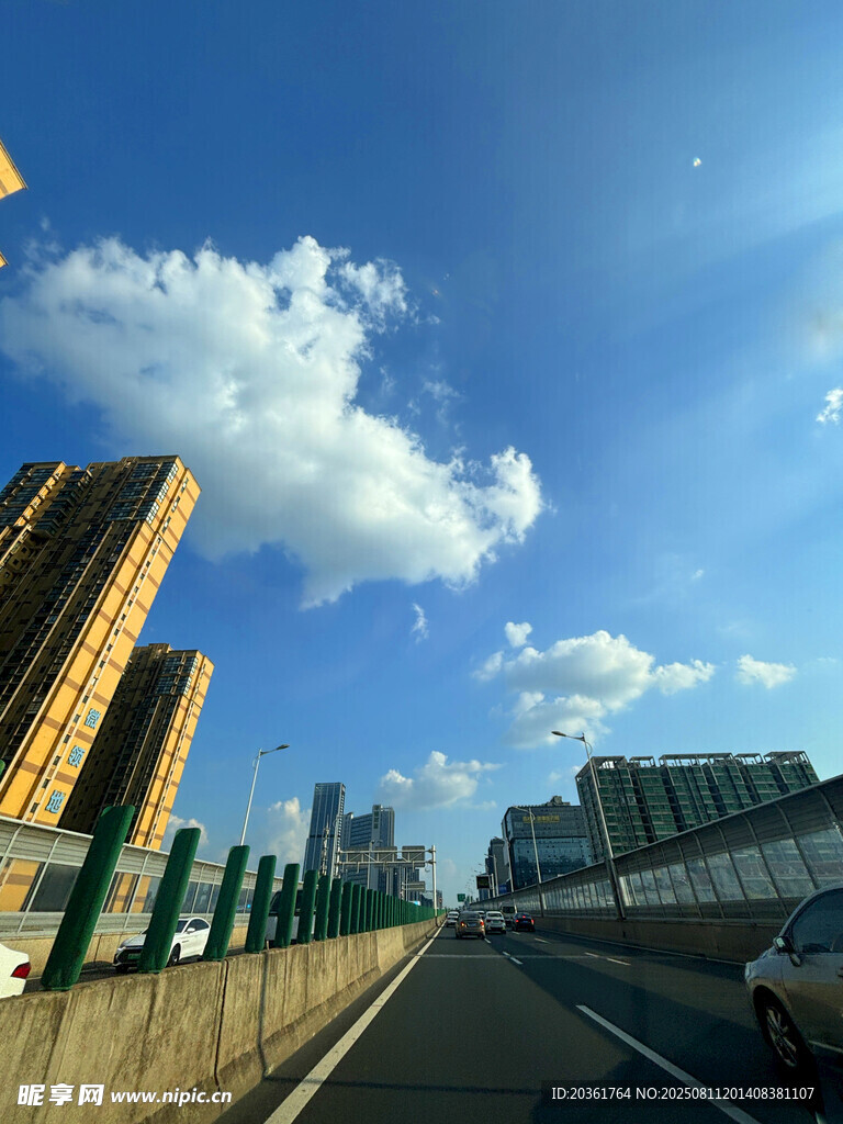 城市公路上的藍天白云景象
