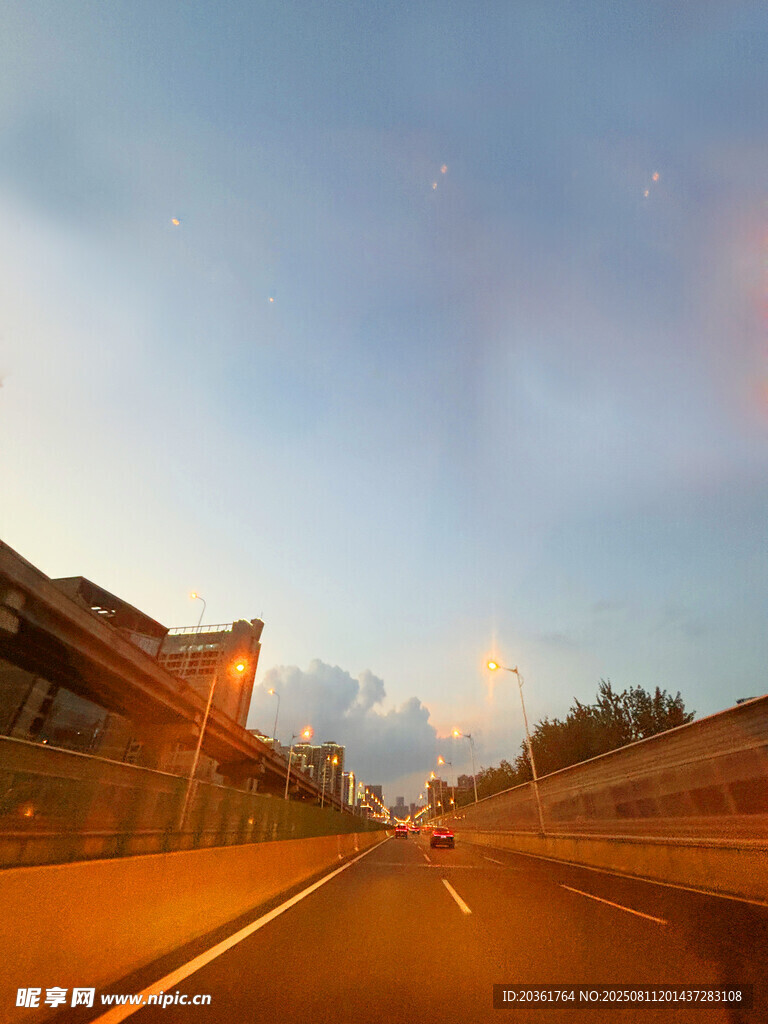 黃昏時(shí)分的公路行車(chē)景象