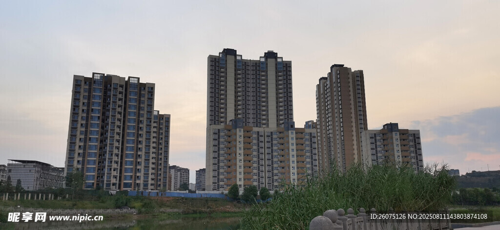 城市黃昏河畔高樓景觀