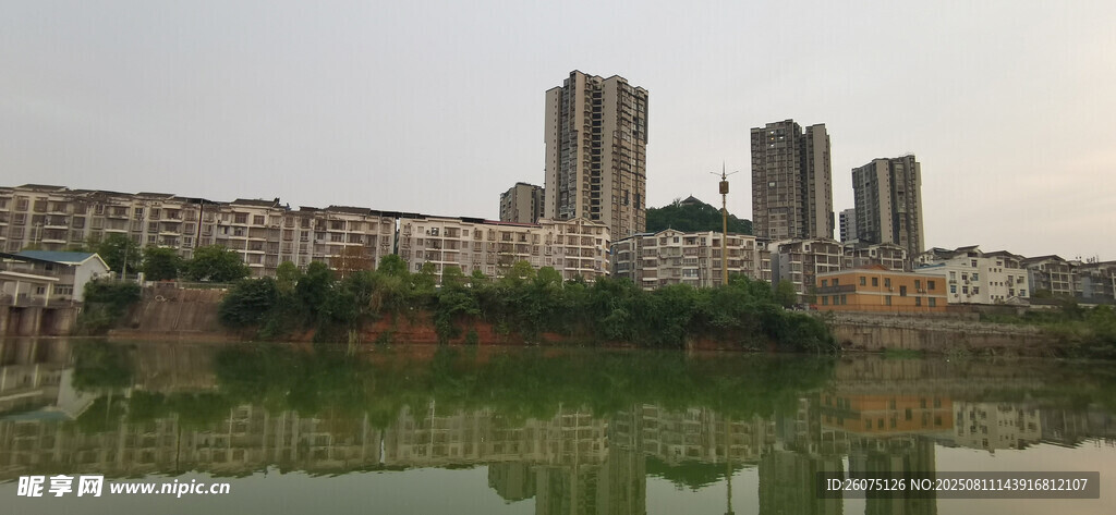湖畔城市風(fēng)光