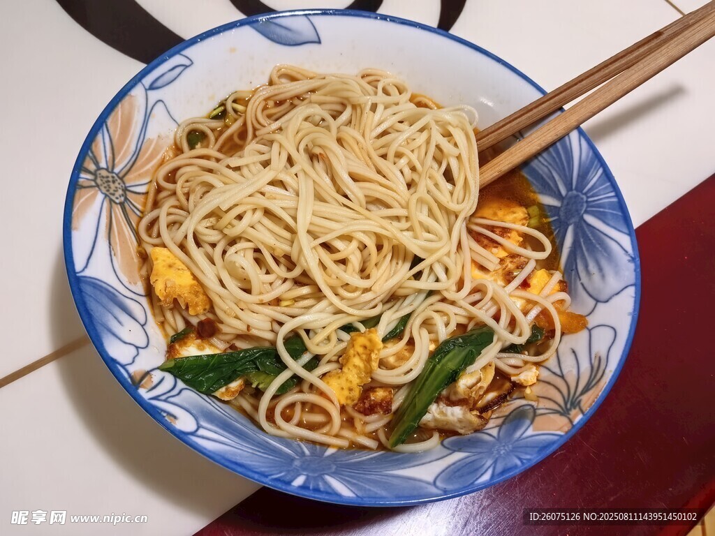 美味面條配蔬菜和雞蛋
