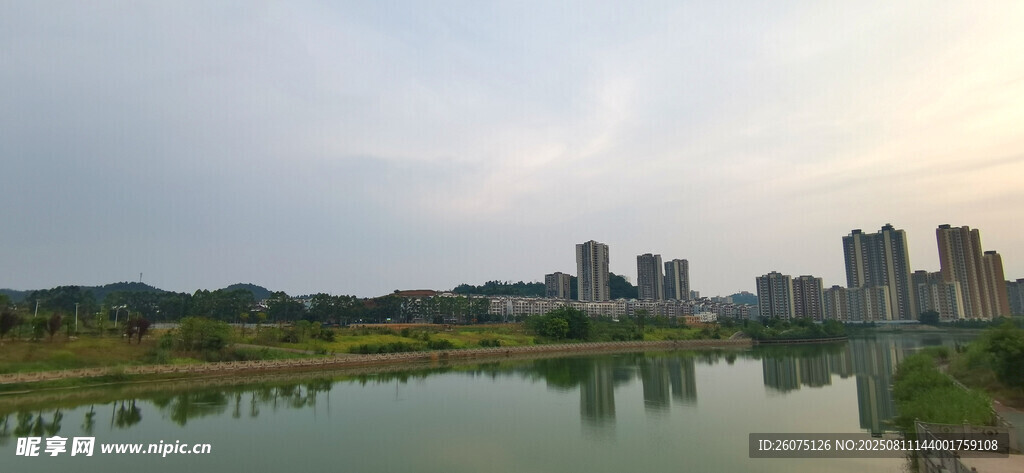 湖畔城市風(fēng)光