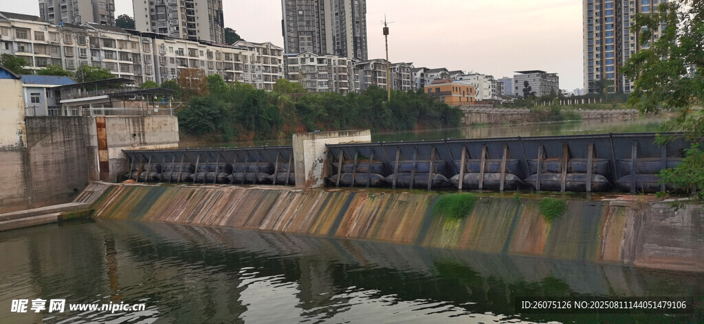 城市河畔的老舊堤壩設(shè)施