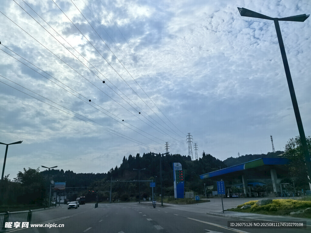 行車途中鄉(xiāng)村公路風(fēng)景
