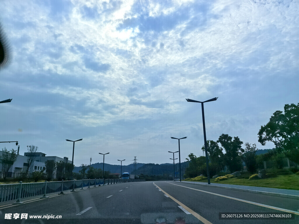 行車途公路風景藍天白云綠樹相伴