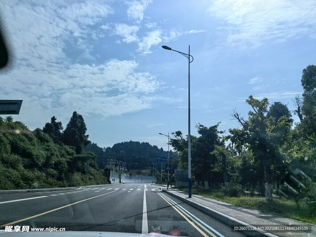 行車途公路風景藍天白云綠樹相伴