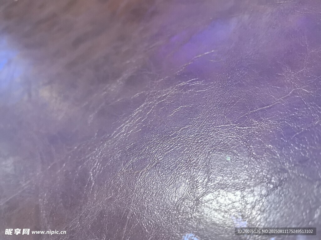 夢(mèng)幻紫色燈光下的皮革紋理背景