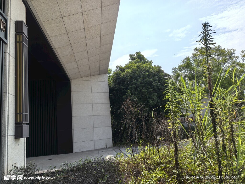 現(xiàn)代建筑旁的自然景致