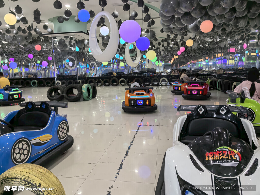 室內(nèi)炫酷碰碰車賽車場(chǎng)地