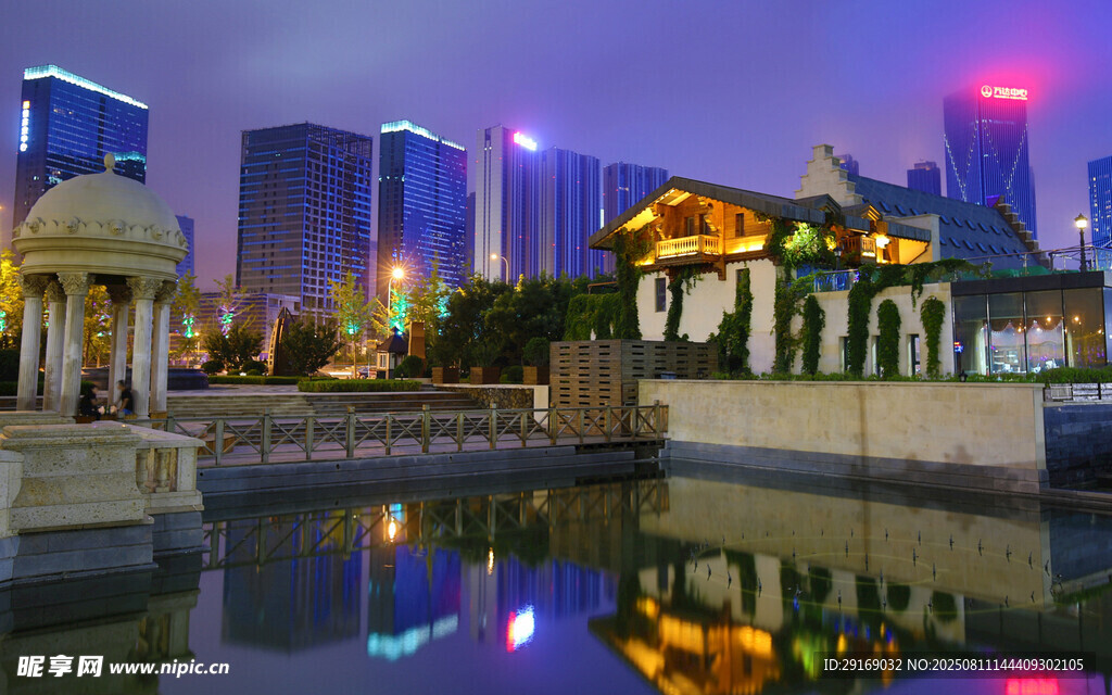 城市夜景中的河畔璀璨風(fēng)光
