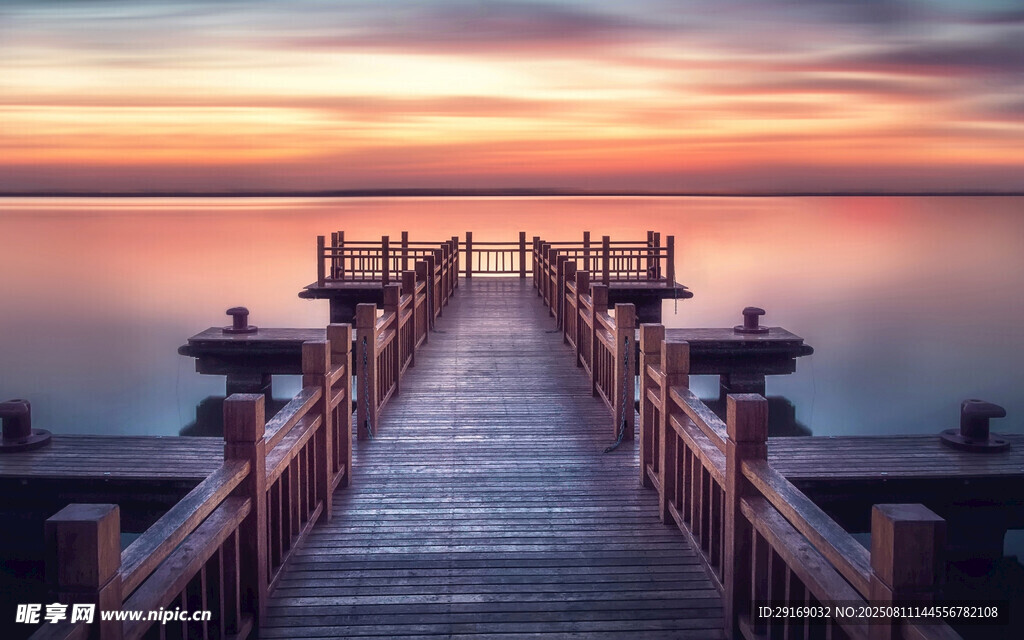 夕陽下的湖畔木質(zhì)棧橋