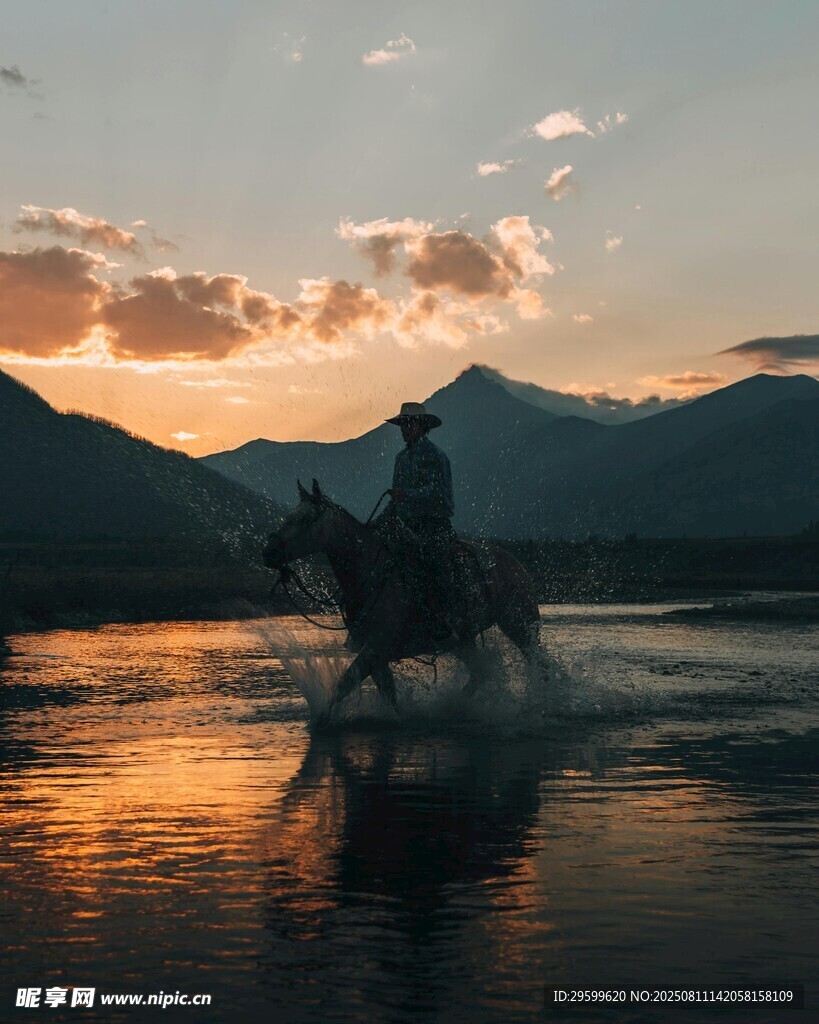 夕陽(yáng)下策馬踏水的身影