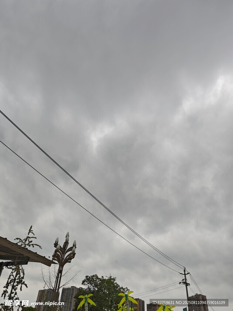 烏云籠罩下的戶外景象