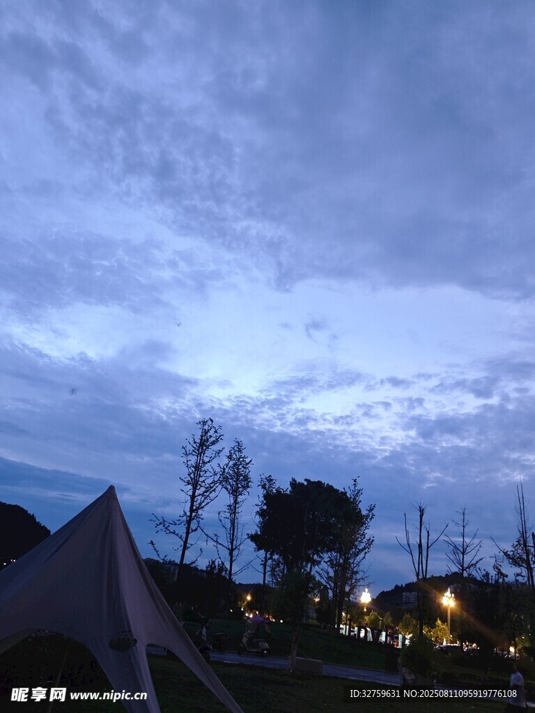 夜幕下的露營場景