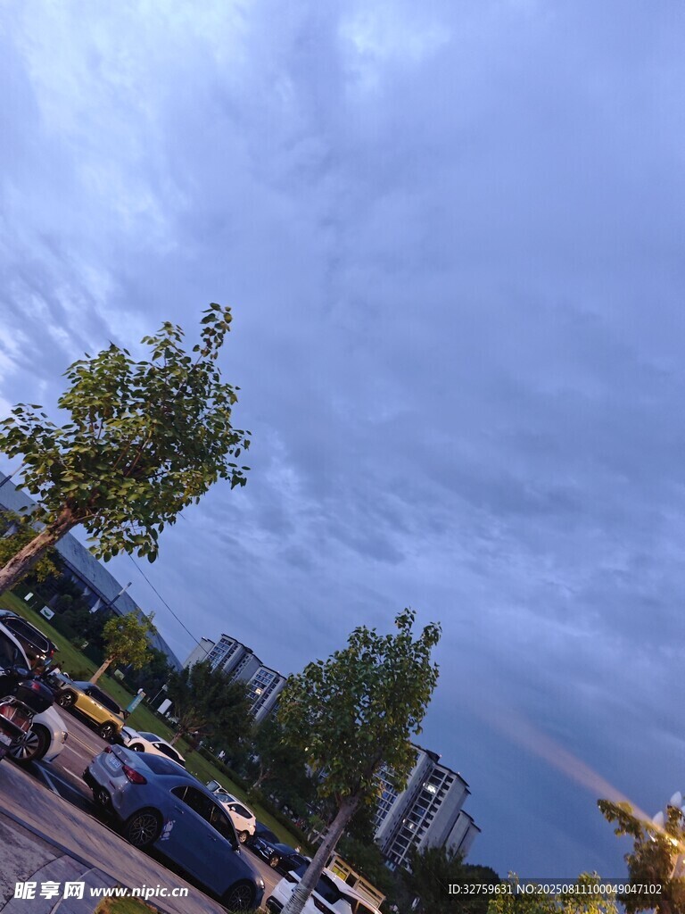 烏云下的城市街景