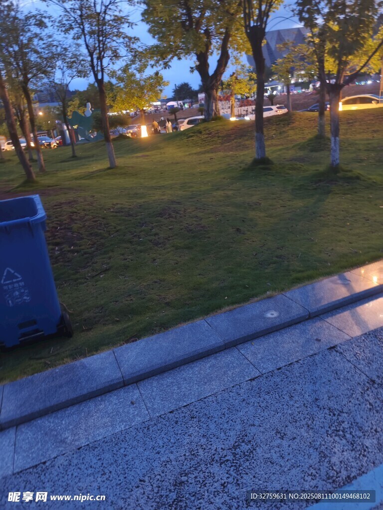 黃昏下的公園綠地景觀