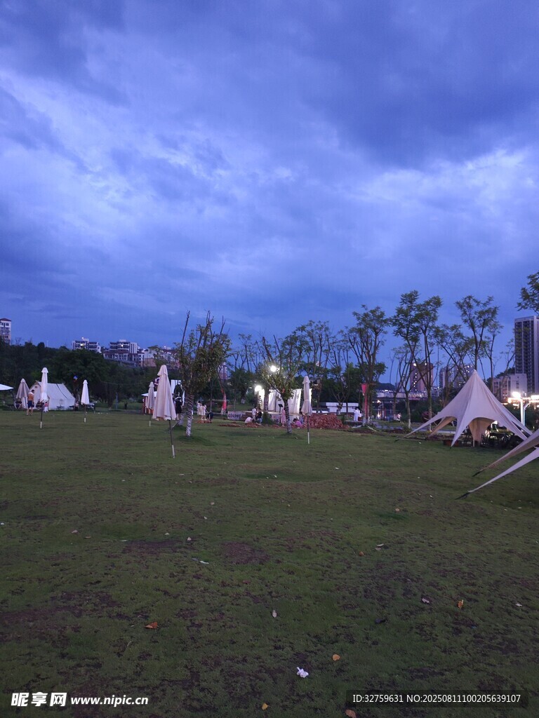夜幕下的戶外露營場地